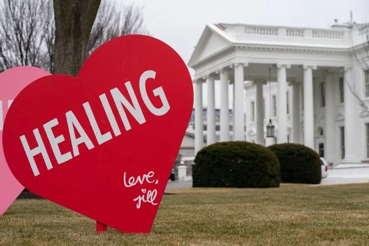 Joe Biden’dan Sevgililer Günü kutlaması! Beyaz Saray kalplere boğuldu