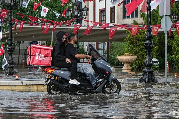 Ankara’da sağanak yağış hayatı felç etti! Yollar göle döndü, araçlar selde sürüklendi