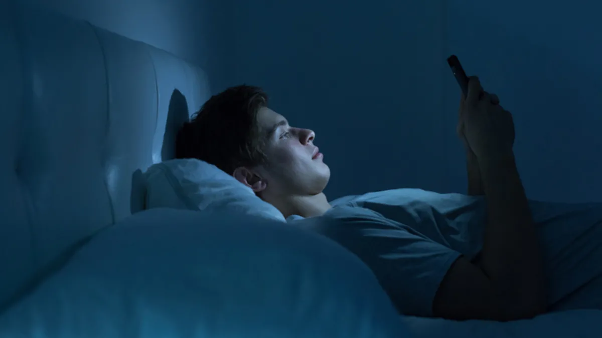 Gece karanlıkta telefona bakanlar dikkat! Uzmanlar kalıcı hasar riskine karşı uyardı Gece karanlıkta telefona bakanlar dikkat! Uzmanlar kalıcı hasar riskine karşı uyardı