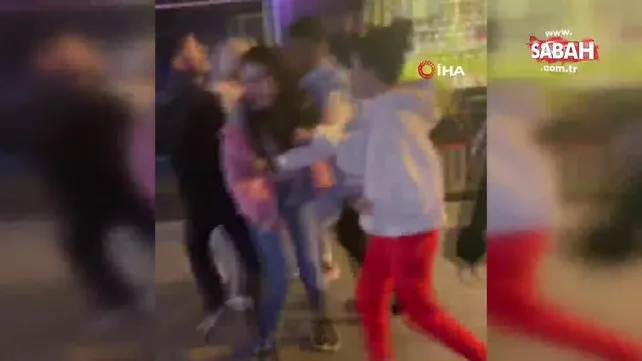 Taksim’de sevgilisini başkasıyla yakalayan kadın ortalığı birbirine kattı! O anlar kamerada | Video