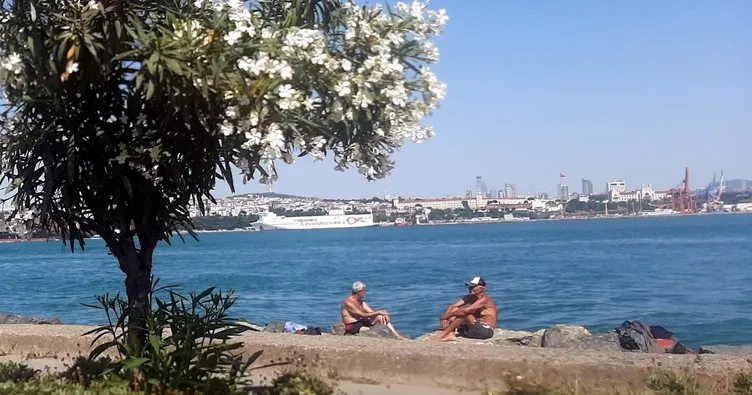 Aşırı sıcaktan bunalan İstanbulular deniz kenarlarında serinlemeye çalıştı