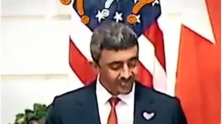 BAE Dışişleri Bakanı Al Nahyan'ın ihanet anlaşması metnine boş gözlerle bakması alay konusu oldu | Video