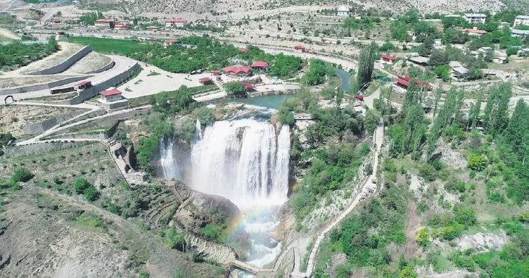 Tortum Şelalesi yürekleri coşturuyor