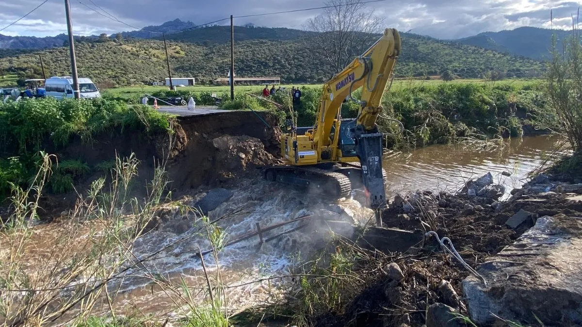 Milasta saanak etkili oldu! Antik kente giden yoldaki k繹pr羹 癟繹kt羹