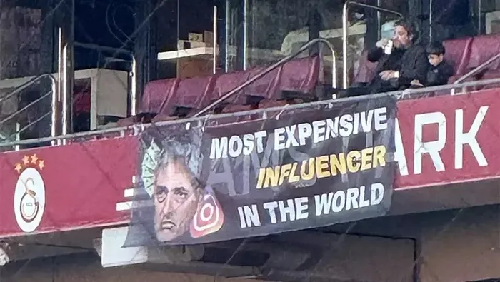 galatasaray-taraftarindan-dikkat-ceken-mourinho-pankarti-1747585082128.jpeg