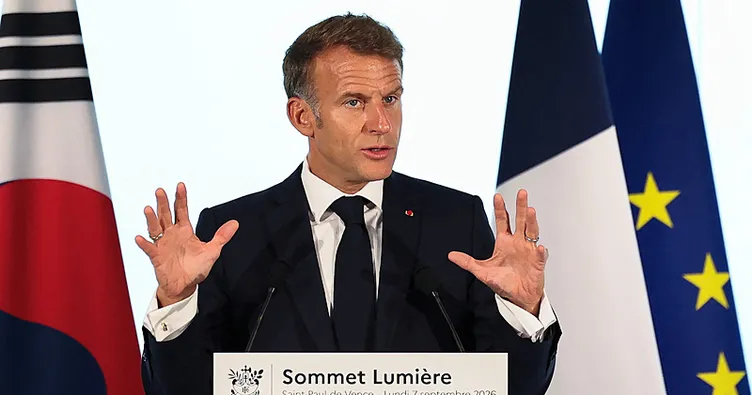 Macron’dan sosyal medyaya sert eleştiri: Her şeye bakma uğruna hiçbir şeyi görmeyebiliriz