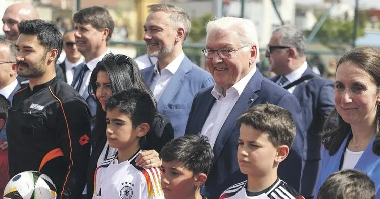 Almanya Cumhurbaşkanı Gaziantep’te... Çocuklara forma dağıttı
