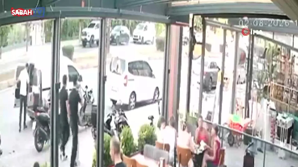 Mersin’de feci kaza kamerada: Fırın çalışanına otomobil çarptı videosunu izle Mersin’de feci kaza kamerada: Fırın çalışanına otomobil çarptı videosunu izle