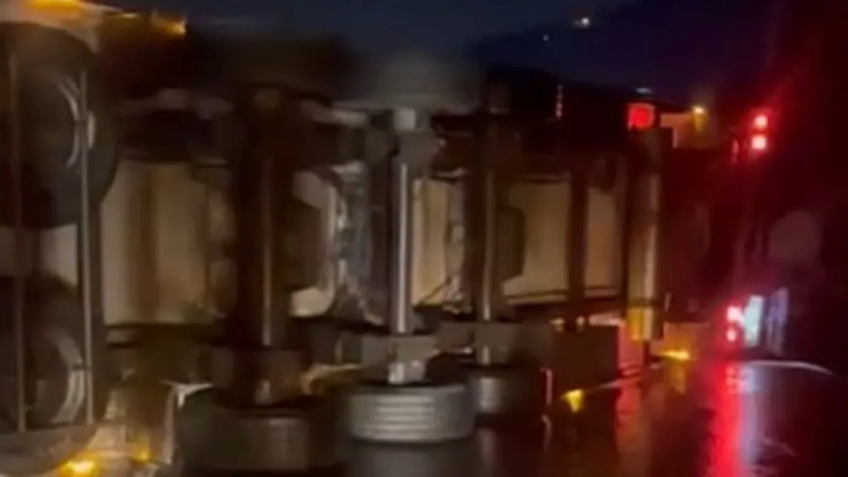 Sakarya’da zincirleme kaza: 3 tır çarpıştı, kilometrelerce araç kuyruğu oluştu Sakarya’da zincirleme kaza: 3 tır çarpıştı, kilometrelerce araç kuyruğu oluştu