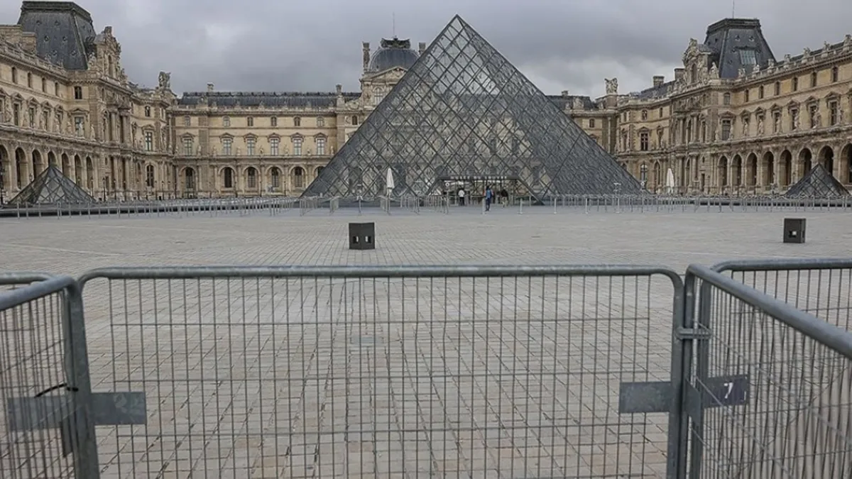 Louvre Müzesi Müdürü des Cars’ın istifa mektubu Macron tarafından giriş edildi