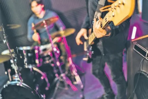 Albümde ses çok iyi, sahnede ses yok! Albümde ses çok iyi, sahnede ses yok!