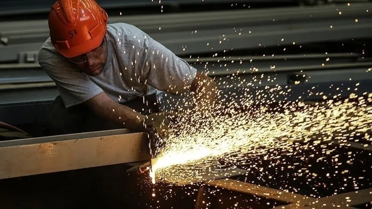 Almanya’da imalat PMI 3,5 yıl sonra büyüme bölgesine geçti