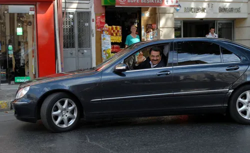 İbrahim Tatlıses Adliye'den türkü söyleyip oynayarak çıktı