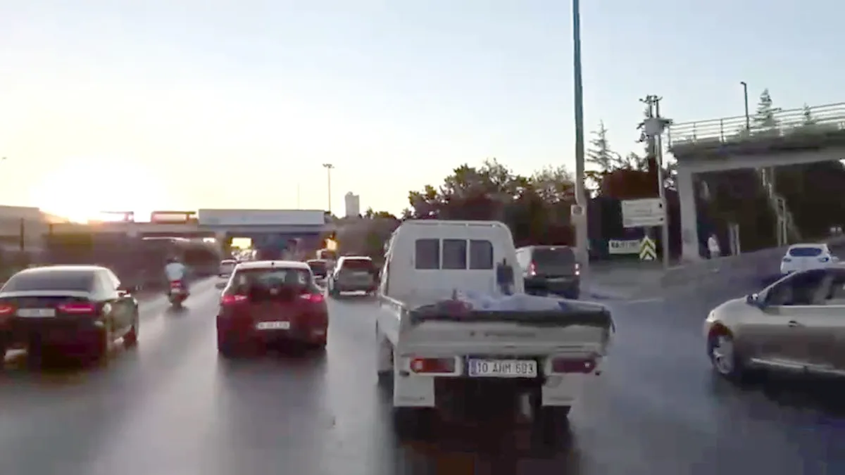 Avcılar D-100 Karayolu'nda makas atan iki kamyonet