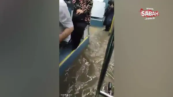 İstanbul'da belediye otobüsünü su bastı | Video