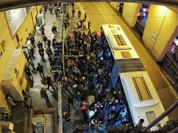 İstanbul’da ulaşım sorunu! Metrobüsler alarm veriyor: Sayılar yetersiz, duraklar kalabalık, arızalar fazla…