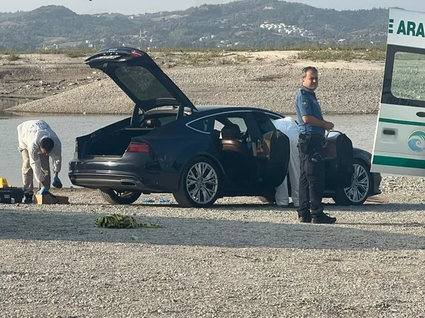 luks-otomobil-icinde-sevgilisini-oldurdu-daha-sonra-intihar-etti-1728913386042.jpg luks otomobil icinde sevgilisini oldurdu daha sonra intihar etti 1728913386042