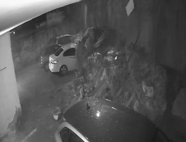 istanbulda-korku-dolu-gece-saganak-yagis-metropolu-felc-etti-taksimde-kaos-vatan-caddesinde-yol-coktu-araclar-1761379228344.jpg (870×662)