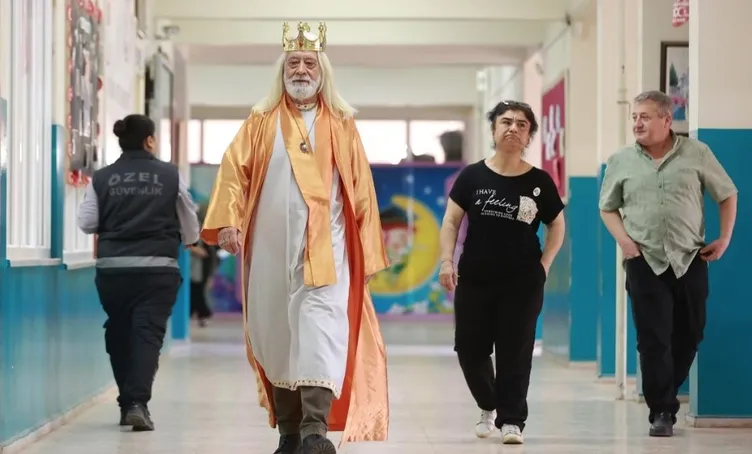 Sandıktan renkli görüntüler: Kral ve astronot kostümüyle geldiler