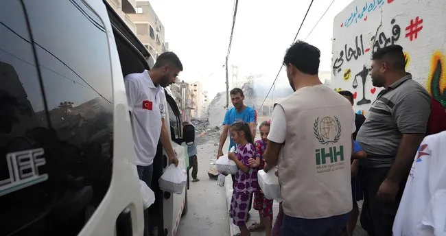 Gazze’de son birkaç gün… İHH’nın yakıtı bitti, odunla ateş yakıp yemek pişiriyor Gazze’de son birkaç gün… İHH’nın yakıtı bitti, odunla ateş yakıp yemek pişiriyor
