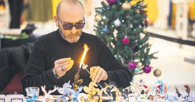 Çocukluk hayallerini cama yansıtıyor