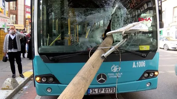 İstanbul'da akılalmaz kaza! Otobüsün camında direk girdi, şoför kıl payı ile ölümden döndü | Video