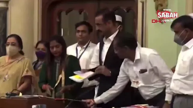 Hintli yetkili, bütçe toplantısı sırasında su şişesi sanarak dezenfektan içti | Video