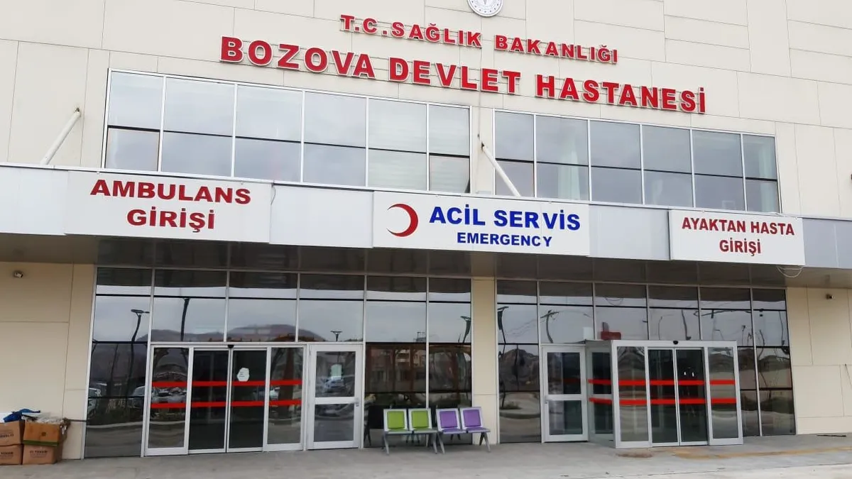 Şanlıurfa'da meydana gelen trafik kazasında yaralıların olduğu bir görüntü.