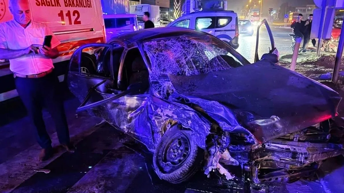 Tarsus’ta yolcu minibüsü otomobille çarpıştı: 10 kişi yaralandı Tarsus’ta yolcu minibüsü otomobille çarpıştı: 10 kişi yaralandı