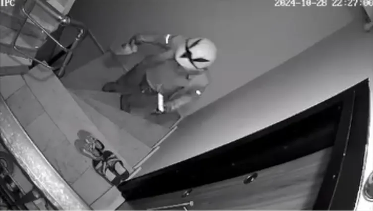 Kuryeden inanılmaz hareket! İstanbul’da kaydedilen görüntüler şoke etti!