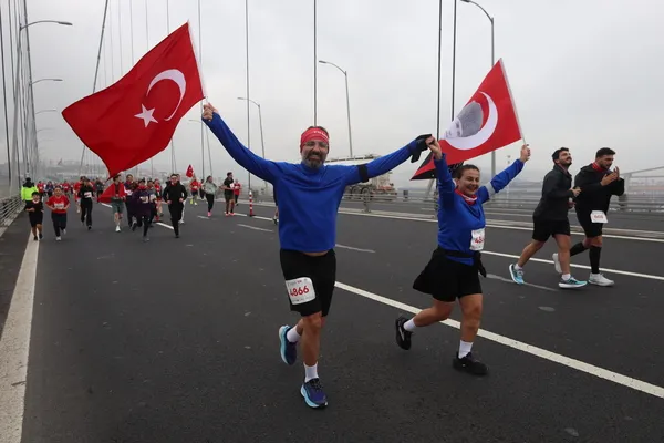 osmangazi-koprusunde-tarihi-ilk-cumhuriyet-icin-kostular-1793276596541.jpeg