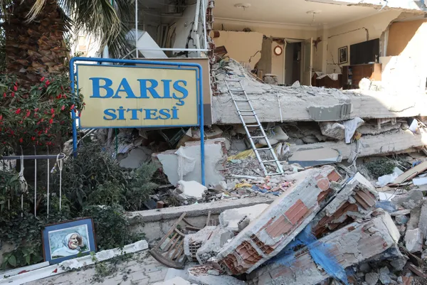 SON DAKİKA | İzmir depreminde yıkılmıştı... Depremde yerle bir olan Barış Sitesi hakkında çarpıcı gerçekler!
