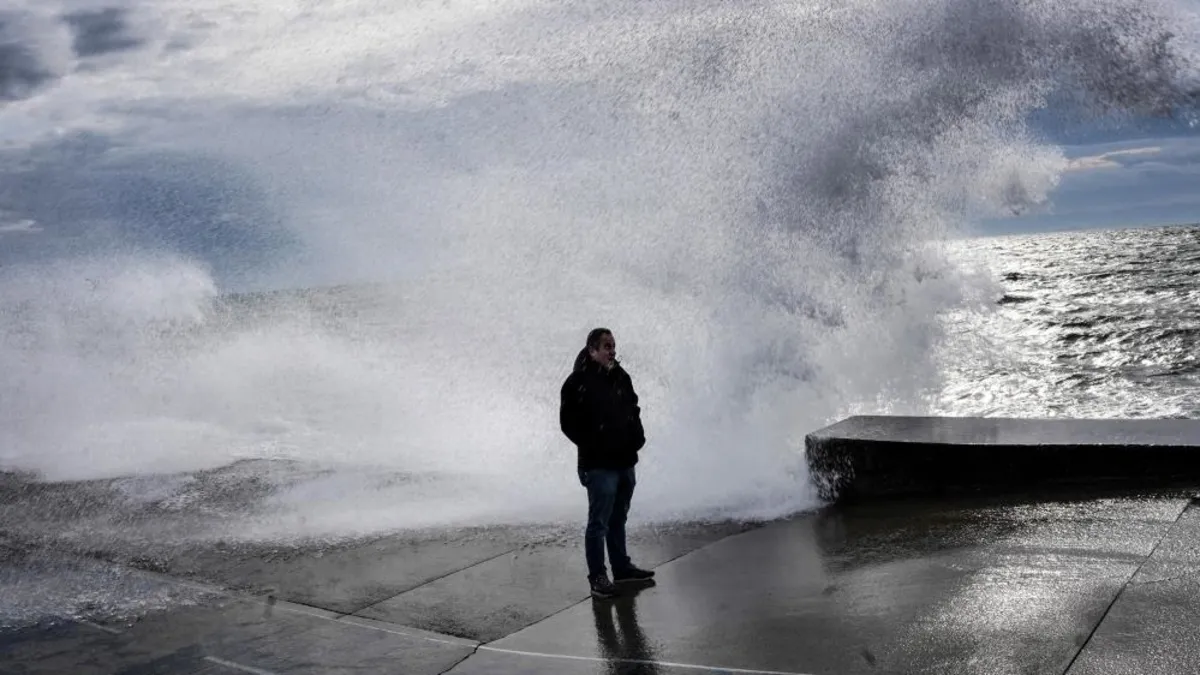 İstanbul’da lodos nedeniyle sahilde dev dalgalar oluştu İstanbul’da lodos nedeniyle sahilde dev dalgalar oluştu