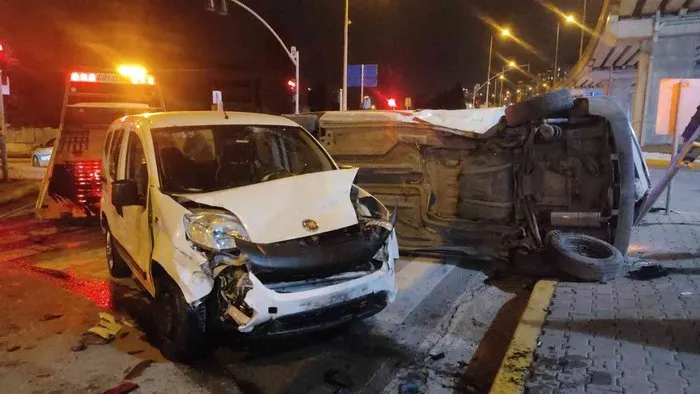 İki hafif ticari araç kavşakta çarpıştı: 2 yaralı