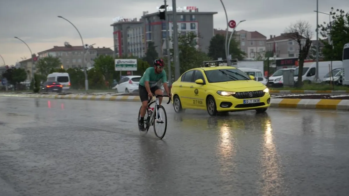Edirne’de sağanak nedeniyle cadde ve sokaklarda su birikintileri oluştu