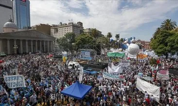 Arjantin’de grevdeki on binlerce öğretmen gösteri düzenledi