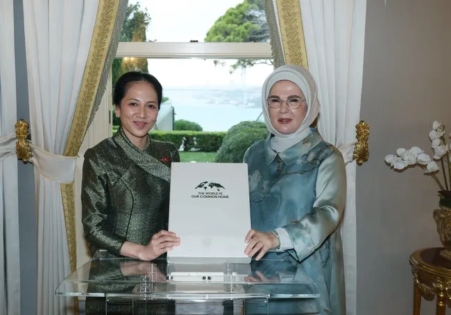 emine-erdogan-kambocya-basbakani-manetin-esi-chanmony-ile-gorustu-1792171345659.jpg Emine Erdoğan, Kamboçya Başbakanı Manet'in eşi Chanmony ile görüştü
