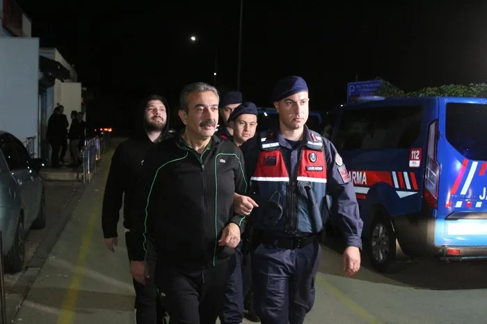 rusvet-operasyonunda-gozaltina-alinan-yeni-partili-ve-chpli-44-kisi-adliyeye-sevk-edildi-1792644434514.jpg