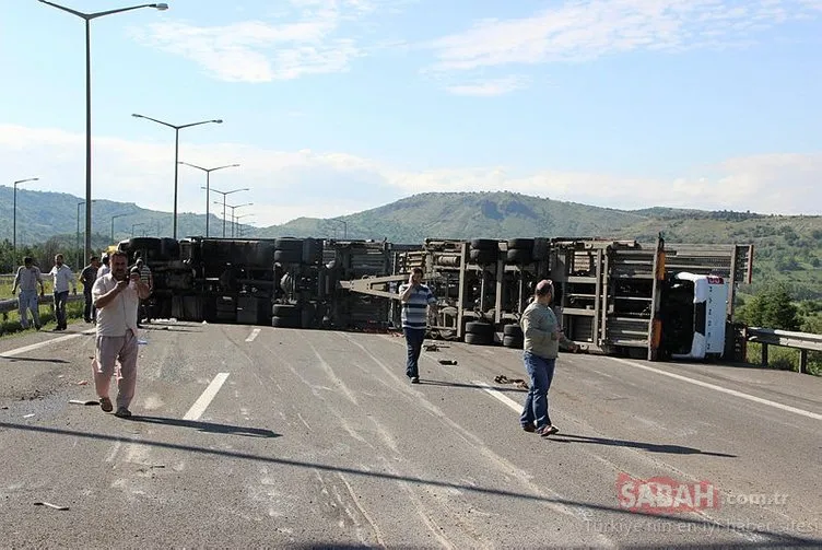 Ankara’da TIR devrildi; üzerindeki sıfır araçlar hasar gördü