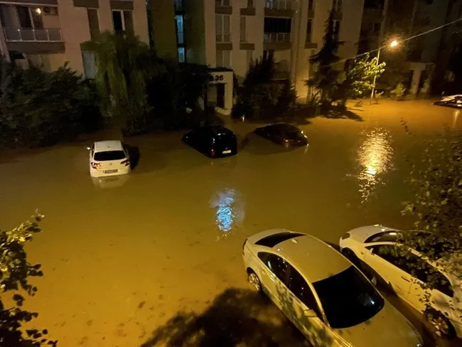 istanbulda-sel-felaketi-bakan-ali-yerlikayadan-maddi-destek-aciklamasi-iste-detaylar-1694002366779.jpg