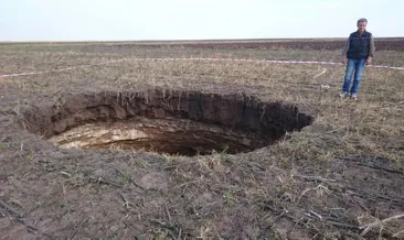 Tarlada dev obruk oluştu