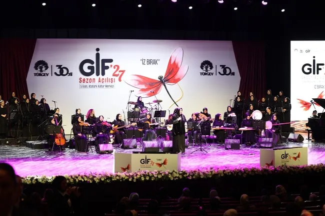 gif27de-gencler-iz-birakti-yildizlar-alkisladi-1791548417038.jpg