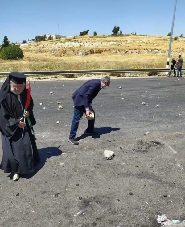 israil-zulmune-tepki-yagiyor-katolik-baspiskoposun-filistin-destegi-yanki-uyandirdi-1621145894654.jpg