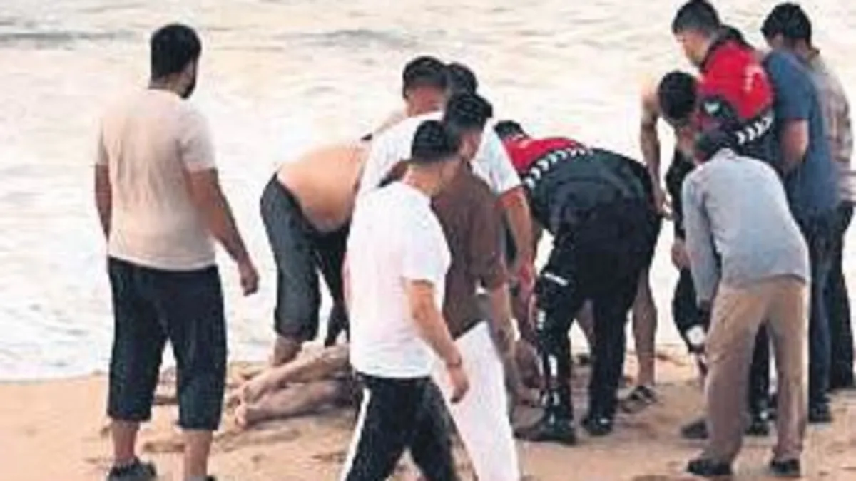 Plajda otururken boğuldu