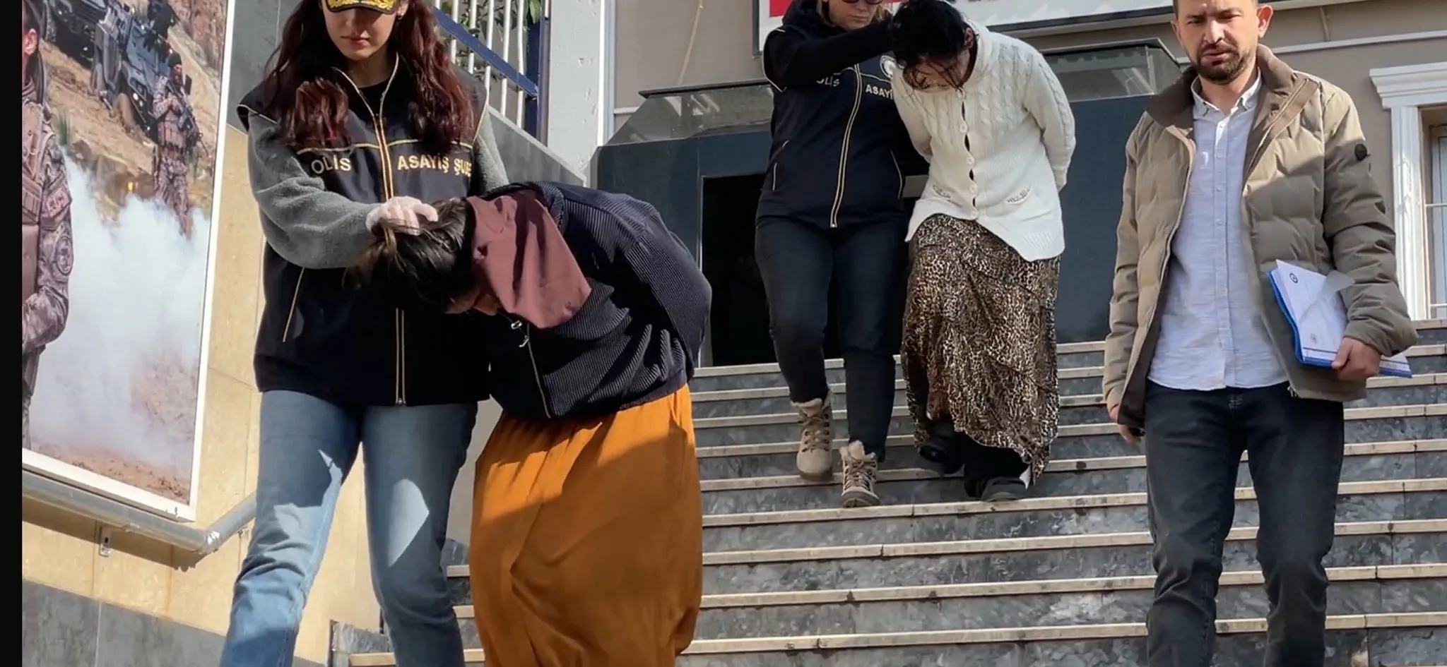 Bayrampaşa’da 2 kadın hırsız gündüz vakti girdikleri evden 150 bin TL çaldı: O anlar kamerada… Bayrampaşa’da 2 kadın hırsız gündüz vakti girdikleri evden 150 bin TL çaldı: O anlar kamerada…