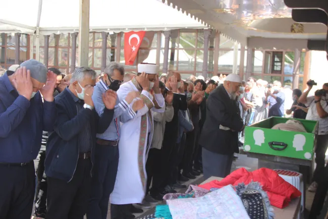arife-ogretmen-ebediyete-ugurlandi-iste-son-mesaji-1621597565082.jpg Arife öğretmene veda! İşte son mesajı: Sorunlar; sakin, mutlu yaşamları alt üst etmez - 6