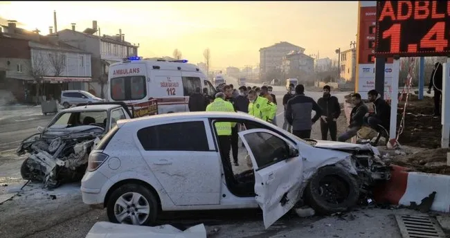 Kamyonet Ile Otomobil Carpisti 1 Olu 5 Yarali Son Dakika Haberler