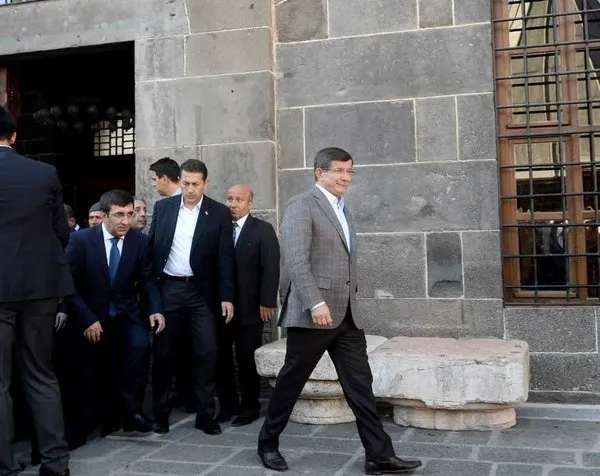 Davutoğlu bayram namazını Diyarbakır'da kıldı