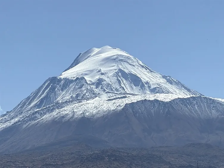 Doğu’da kış erken geldi! Ağrı Dağı ve Kars’ın zirveleri kar yağışıyla beyaza kaplandı