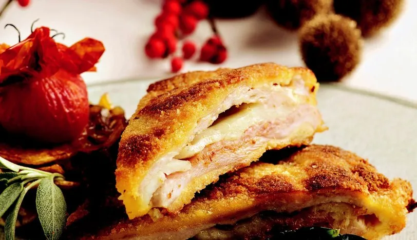 Hellim peynirli ve Hindi Pastırmalı Cordon Blue, Nar Ekşili Sote Patates ve Pazı Yaprağı ile